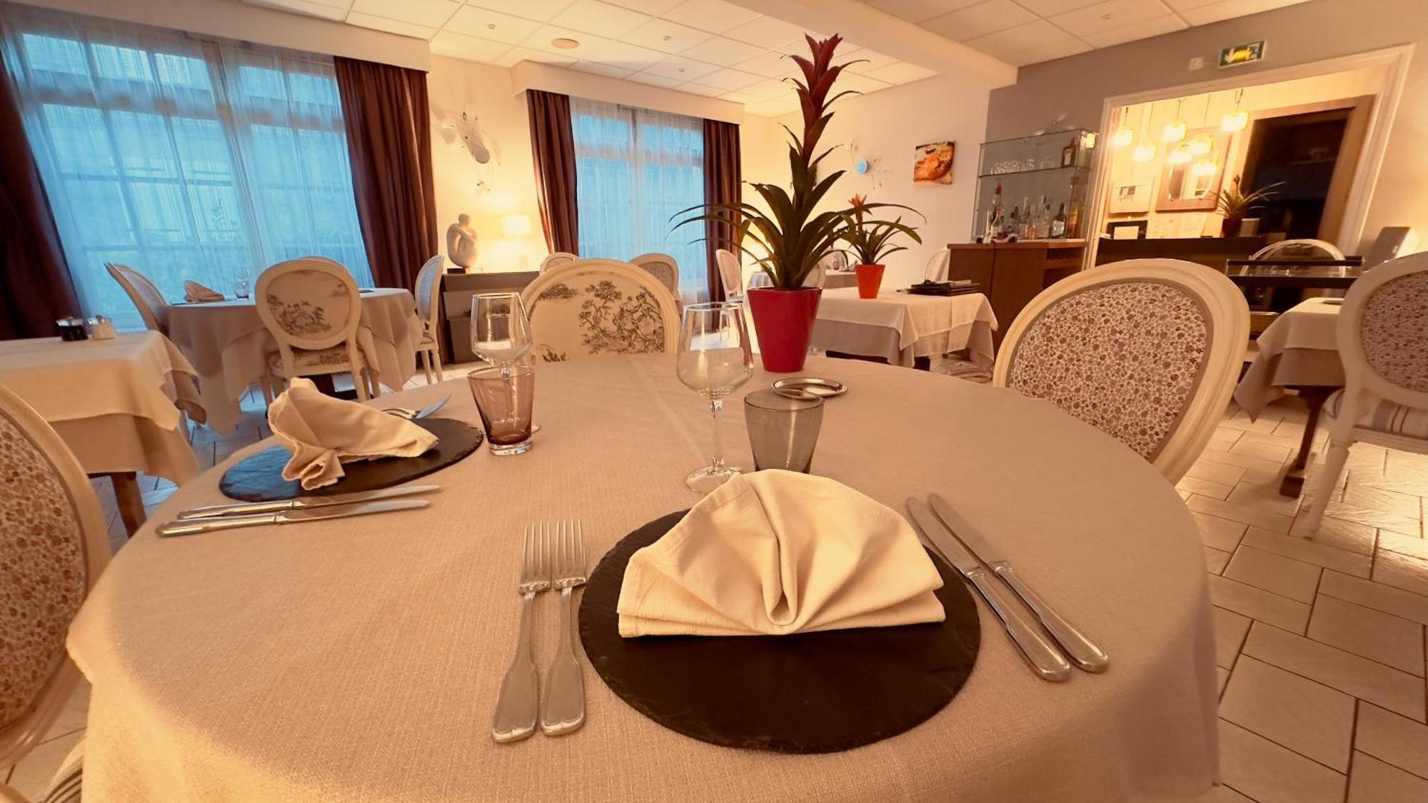 Logis Hotel Restaurant Des Voyageurs Tarnac Buitenkant foto